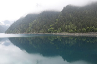 静谧山水湖景图