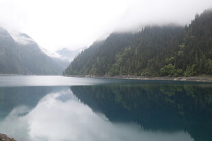 云雾缭绕的静谧湖景