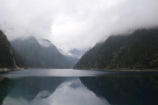 云雾缭绕的静谧山水湖景