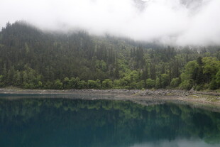 山间幽湖 云雾缭绕之景
