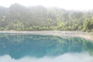 静谧山林中的幽蓝湖泊