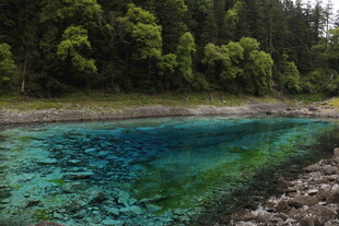 清澈蓝绿色山间湖泊美景