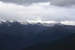 雪山云海壮丽自然景观