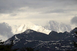 巍峨雪山云雾缭绕风景