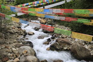 山间溪流旁的五彩经幡