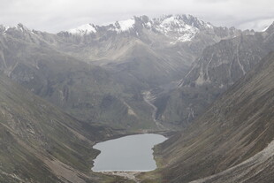 高山环绕中的静谧湖泊