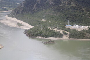 江边青山绿水景致