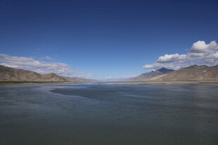 宁静湖泊与远山蓝天美景