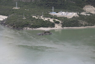 海岸边的建筑与水域景观