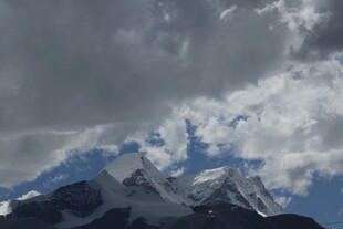 巍峨雪山与厚重云层