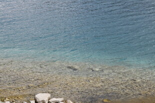 清澈湖水与岸边碎石景致