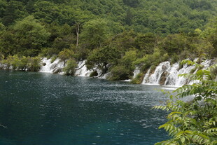秀丽山水间的瀑布景观