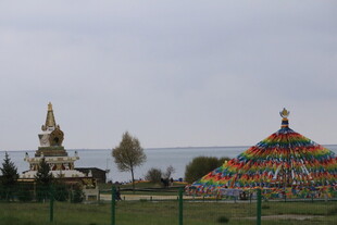 草原上的多彩经幡与佛塔