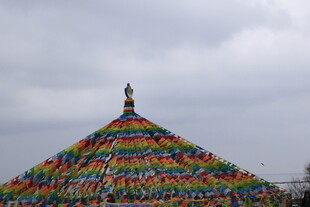 五彩经幡堆成的壮观景象