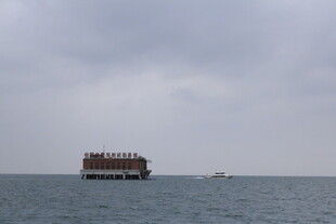 海上船只在阴天下航行