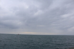 海上阴云密布的壮阔景象