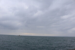 阴天下广阔的海面景色