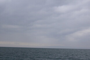 阴天下的广阔海面