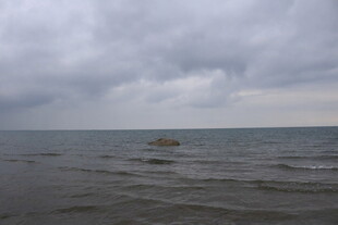 海上孤舟 阴云笼罩之景