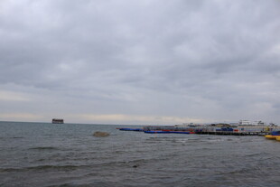 海边多云景象 船只停泊