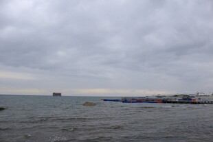 阴天的海边码头景象