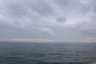 阴云下的广阔海面