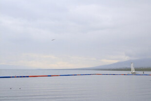 平静湖面与远处山峦景观
