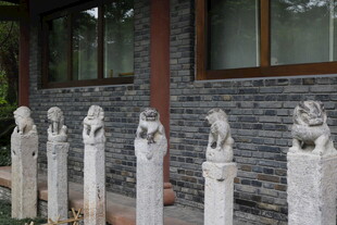 一排石桩立于古朴建筑旁