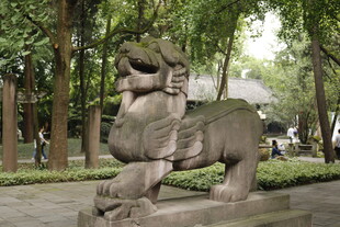 公园中的石狮子雕塑