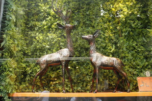 金属小鹿摆件 绿意背景