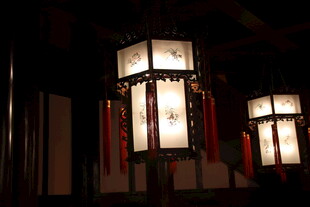 中式古典灯笼点亮夜色