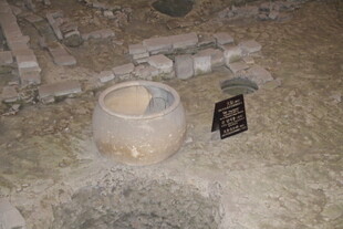 古老陶罐展示于遗址中