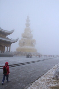 雪天古建旁的行人景观