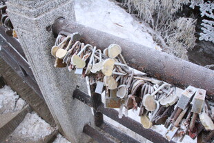 桥上挂满爱情锁