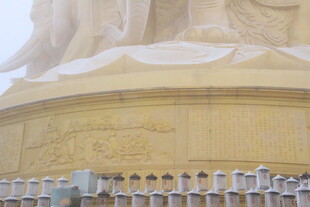 巨大佛像底部建筑景观