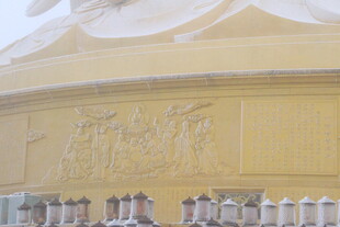 金色圆顶建筑局部特写