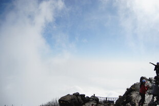 山顶云海中的攀登者