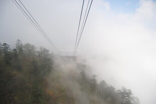 云雾中穿行的山间索道