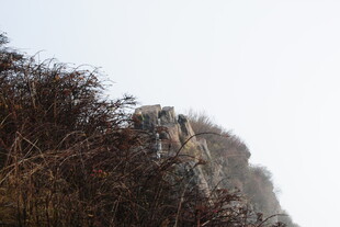 陡峭山峰与稀疏植被