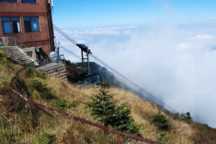 高山云雾中的小屋景观