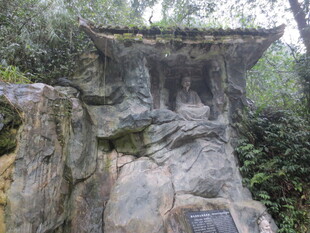 古朴岩石雕刻景观