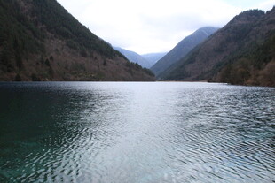 宁静山水间的澄澈湖泊