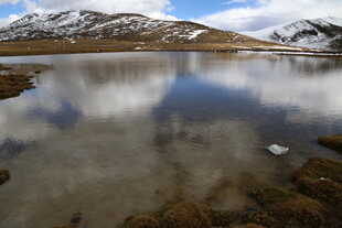 雪山下的静谧湖泊