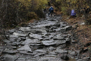 山间石板小径徒步场景