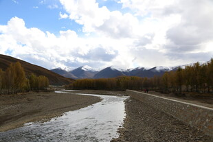 山间蜿蜒河流秋日美景