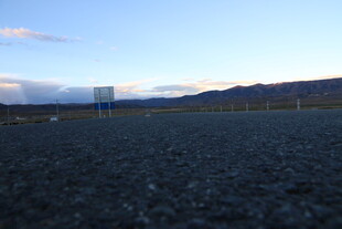 空旷原野上的天际线