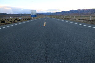 空旷公路伸向远方