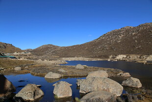 山间湖畔的嶙峋石块