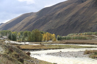山间河谷秋日美景
