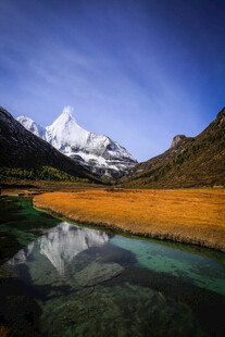 雪山下的静谧湖泊美景